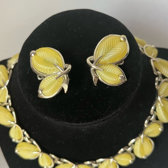 Marboux By Boucher Style #550 White Leaves Thermoset Silver Tone 1950s Necklace - Picture 4 of 16